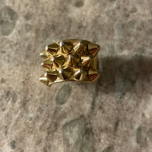 Edblads ring - Ring från Edblad storlek 16.8 köpt för ca ett år sedan är i helt ok skick lite skavanker som syns på sista bilden. Priset går att diskutera vid snabb affär!