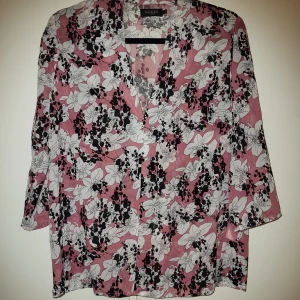 Lätt transparent blus - Rosa lätt transparent blus med blommönster och sammetsdetaljer. Trekvarts ärm och krage. 