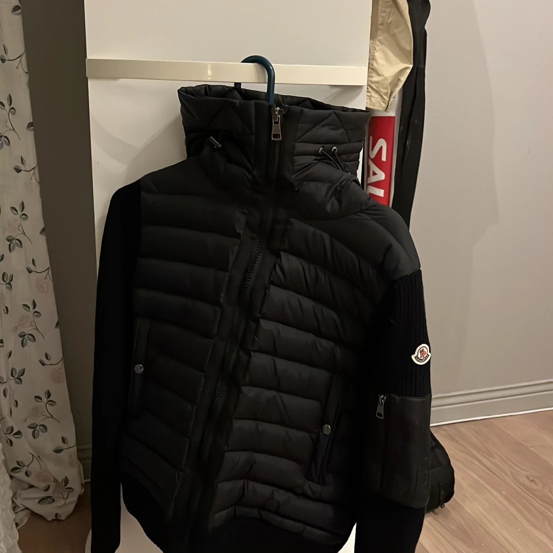 Svart dunjacka från Moncler