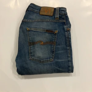 Nudie jeans - Feta Nudie jeans som är i mycket bra skick utan defekter nypris på dessa ligger på 1800 vårat pris 299 vid köp av två jeans 499.🙌🏻Modell: Grim Trim