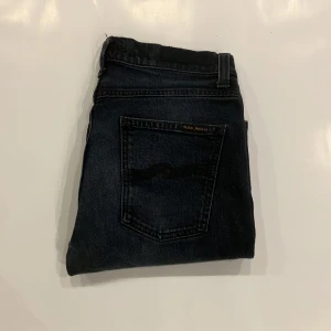 Nudie jeans  - Feta Nudie jeans som är i mycket bra skick utan defekter nypris på dessa ligger på 1800 vårat pris 299 vid köp av två jeans 499.🙌🏻Modell: Lean Dean