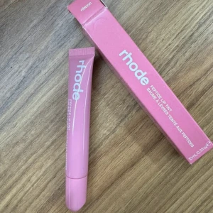 Rhode Peptide Lip Tint - Säljer en Peptide Lip Tint från Rhode i färgen Ribbon. Helt ny och oöppnad! Säljer då jag har två av samma🥰