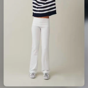 Vita yoga pants - Snygga vita yoga pants med vikbar midja. Perfekta för en stilren look, dessa byxor har en tight passform upptill och vidgar sig nedtill för en klassisk bootcut-stil. Från gina tricot (Young) i strl 158/164 tall. Passar mig som är 170 och har xs/s vanligtvis 🥰 ej använda 