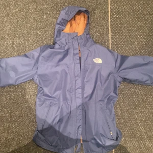 skidjacka  - Använd 1 vecka jätte bra skick och nypris är 2000 och säljer den för 950 så det är ett bra köp hör av er om ni har tankar eller något den är i storlek 13/14 år lite mindre än s. Kan tänka tänka mig att gå ner i pris vid snabb affär 👍💪 märke north face
