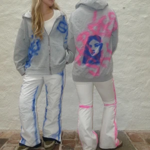 Skidbyxor - Så snygga vita skidbyxor med färgade kanter! Perfekta till after ski😍 Färgen tål självklart att tvättas🩷