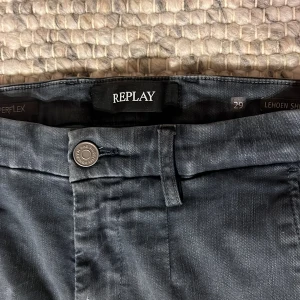 Svarta shorts från Replay - Seljer ett par snygga beige shorts från Replay, då jag vuxilt ut dem. Byxorna är i storleken 29 och är i inprincip nyskick. Skriv gärna om ni har några andra frågor.