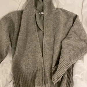 zara stickad hoodie - som ny haft i en månad, oversize 