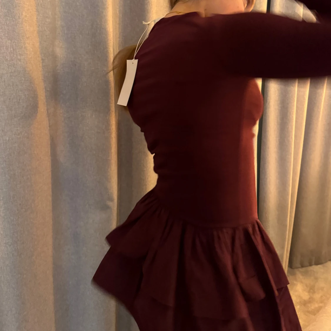 Vinröd klänning med volangkjol - 2