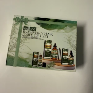  Rosemary Hair Care Gift Set - Eelhoe Rosemary Hair Care Gift Set innehåller produkter med rosmarinolja för att stärka och vårda håret. Setet inkluderar hårspray, rosmarinolja och en applikator. Perfekt för att ge näring och glans till håret.