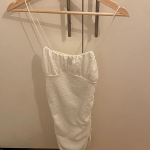 Vit klänning - Skrynkligt i sidan, storlek xs, ser mindre ut än vad den är, bra skick
