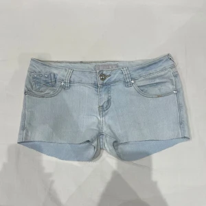 Lågmidjade jeans😍 - Midja 41 cm plus mycket stretch och gren 18 cm💕går att vika upp benen. Pytte smutsiga på sina ställen men inte mer än vad som syns på bilderna. Står inte storlek så uppskattar till M. Ja som e xs-s håller in i midjan på bilderna