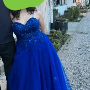 Blå balklänning med paljetter - blå balklänning med paljetter och smala axelband. Klänningen har en hjärtformad urringning och en slits framtill, klänningen är köpt på shein för 900 kr och använt 1 gång , storlek L men passar även bra på M💙💙