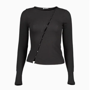 Svart långärmad topp med knappar - Snygg svart långärmad topp med en unik diagonal knapprad framtill. Perfekt för en stilren look. Tillverkad i ett stretchigt material som ger en bekväm passform.