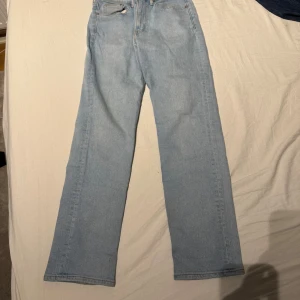 Ljusblå jeansbyxor - Snygga ljusblå jeansbyxor med en klassisk straight passform. De har en midwaist design och är perfekta för en avslappnad stil. Byxorna har en dragkedja och knapp framtill. Med w:30 längd:32 pris kan diskuteras