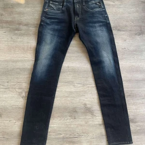 Mörkblåa replay jeans  - Mörkblåa replay jeans , sällsynta byxor, 10/10 skick strl 28/30.