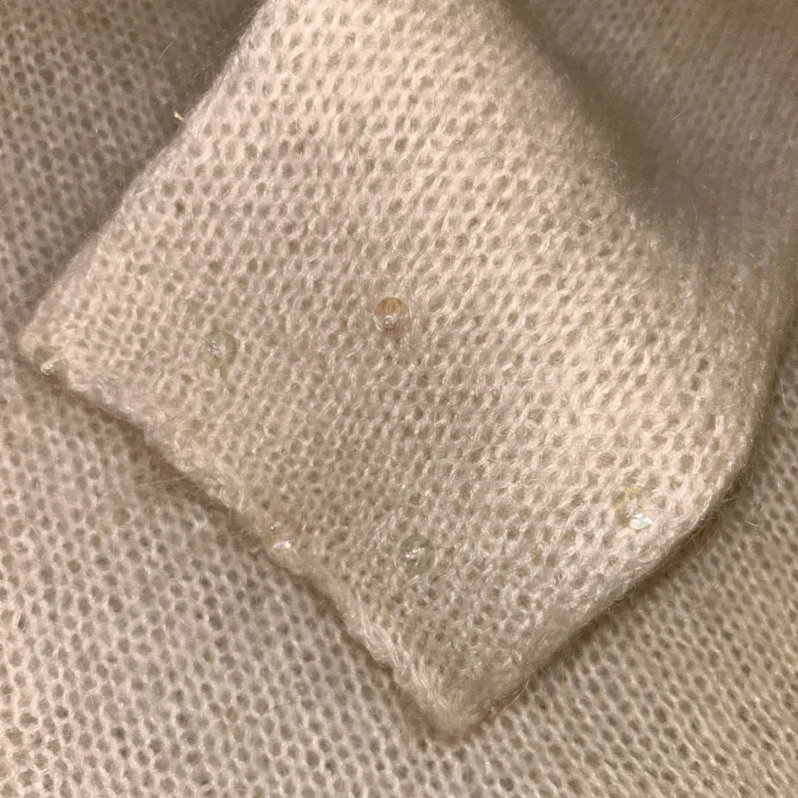 Krämvit stickad offshoulder tröja - 2