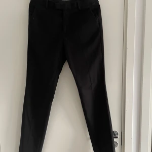Svarta kostymbyxor från H&M - Snygga svarta kostymbyxor från H&M i slim fit.