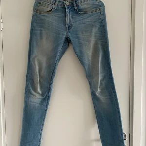 Ljusa jeans från Lee - Snygga ljusblå jeans från Lee i modellen Luke. Modellen är slim