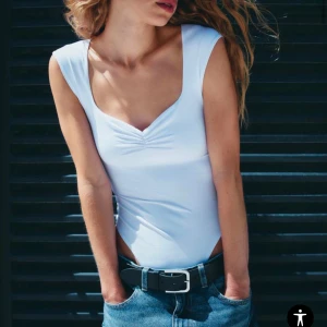 Vit bodysuit från Zara - Använd en gång så är i nyskick, säljer för 200kr, bodyn är helt slut i lager på Zara. Pris kan diskuteras vid snabb affär.💕