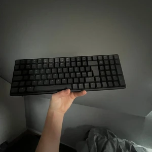 Keychron K4 Tangentbord - Inga skador alls förutom en mini repa på bokstaven H, kan skicka sound test om ni är intresserade!
