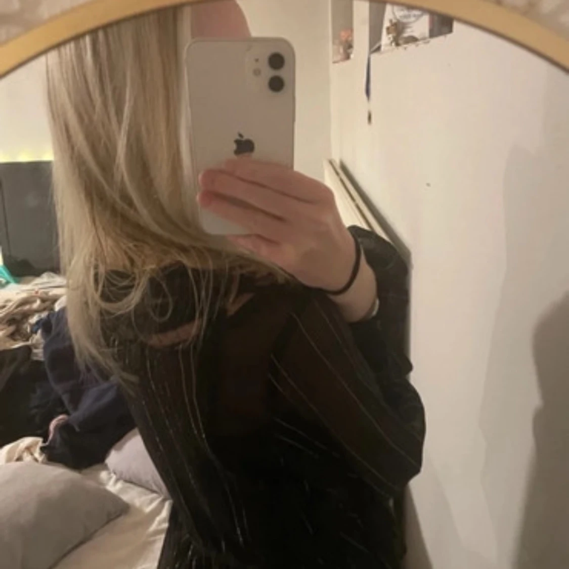 Svart blus med gulddetaljer - 1