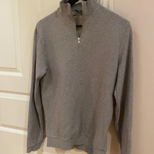 Grå tröja med dragkedja - Snygg grå tröja med halv dragkedja. Perfekt för en avslappnad stil. Tröjan har en enkel design och är lätt att matcha med olika outfits. Storlek S, skick: bra. Bara och höra av vid funderingar.