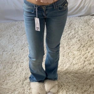 Blå jeans från Gina Tricot - Snygga lågmidjade, blå jeans från Gina Tricot💕 Priset går att diskuteras💗