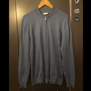 John Henric Kofta - John Henric kofta i nyskick i 100% merinoull. Storlek M men passar även L