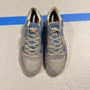 Philippe model trpx - Riktigt snygga philippe models.                                       Fint skick på dom, 7/10 enda är sulan under som inte syns när skorna är på.                                                 Storlek 40.                                                                       Mitt pris är 650kr vilket är riktigt billigt för dessa!!   Hör av er vid frågor!😄