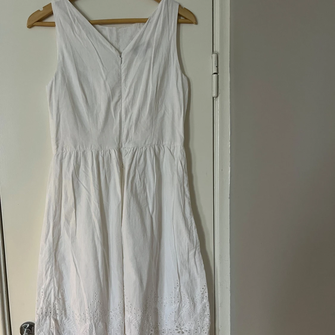 Vit ärmlös klänning med broderi - 3