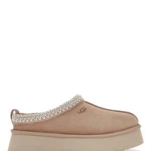 Beige mocka slip-ons från UGG - Jag har köpt ugg tazz sand storlek 38. Då den är lite liten i storleken skulle jag gärna vilja byta med någon storlek 39/40.   Har ej kvitto kvar så kan inte byta i butik.  Låda finns kvar.