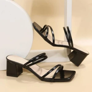 Svarta sandaler med klack - Säljer dessa stilrena svarta sandaler med blockklack som gör det super enkelt att gå, och flera tunna remmar över foten som går att justera lite hur man vill. Obs skorna är helt oanvända. Perfekta för en elegant look med en fyrkantig tå som är så populärt nu!