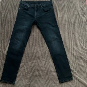 J.Lindeberg jeans slim fit  - Feta slim fit jeans från j lindeberg. De är använda tre gånger, i princip nya. Kvitto finns. Pris kan diskuteras.