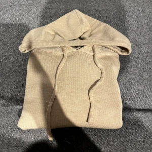 Beige Marino/kashmir huddie  - Säljer en stilren beige Marino hoodie i materialet Marino ull (no shit). Den ör helt ny och jag är helt ärlig när jag säger att jag bara testat den. Den är för liten för mig det är därför jag säljer den. Den är en xs som sitter kanske lite mindre men brukar bära s. 😃 hör gärna av dig vid frågor eller funderingar.  Köpt för 999 så jag tycker mitt pris är förståeligt