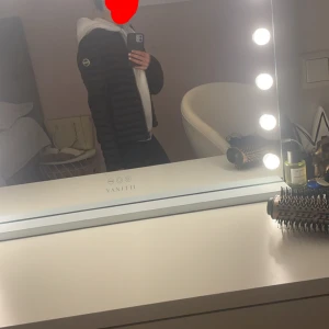 Colmar jacka - Säljer min colmar jacka då den inte kommer till användning tyvärr❤️ Skit snygg och bra nu till när våren kommer funkar också bra som höst jacka❤️🤍storlek xs som s