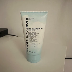 Peter Thomas Roth Water Drench Cloud Cream Cleanser - En mild och doftfri krämrengöring som effektivt tar bort smink, överflödig olja och orenheter samtidigt som den återfuktar huden med rent vattenånga. Innehåller hyaluronsyra och kokosolja för att ge näring och mjukhet. Perfekt för alla hudtyper och lämnar huden silkeslen och fräsch. Produkten är endast testat en gång! Ny pris 365 kr.