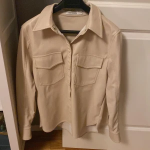 Läderjacka från Carin Wester - Snygg beige läderjacka!! Jättefint skick
