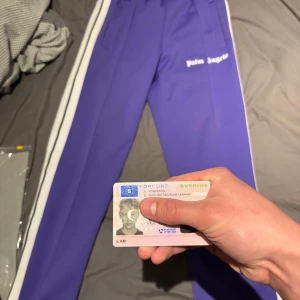 Palm Angels byxor - Tjena, säljer nu mina Palm angels byxor 😃Cond 9/10 Pris:700