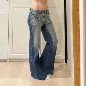 2000s bootcut jeans - Midja 41cm rakt över plus stretch, gren 24.5 och Innerben 77cm🌺 Modellen är 169cm och xs-s, men de är lite för stora i midjan (håller in på bilderna men fortfarande baggy). Köpt här på plick men säljer då de tyvärr är för stora för mig, bilderna är från tidigare ägaren. 
