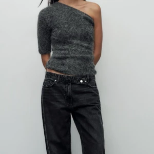 Grå oneshoulder topp - Snygg grå oneshoulder topp i alpacka från Zara. Toppen har en unik design och är en off sholder, vilket ger en trendig look. Perfekt och unikt plagg som är använt 1 gång och i jätte bra skick😊 Köpte för 500kr men sänkt priset mindre😇🥰 Hör av er om ni vill ha mer bilder eller andra frågor 💞💞