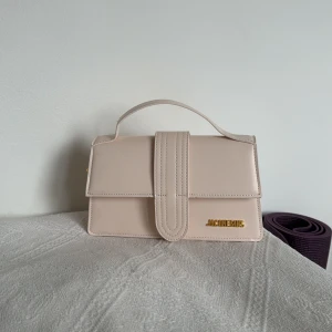 LjusBeige/offwhite Jacquemus handväska  - Säljer en stilren ljusbeige/offwhite Jacquemus hand/axelremsväska. Axelremsband hittas i väskan🌟