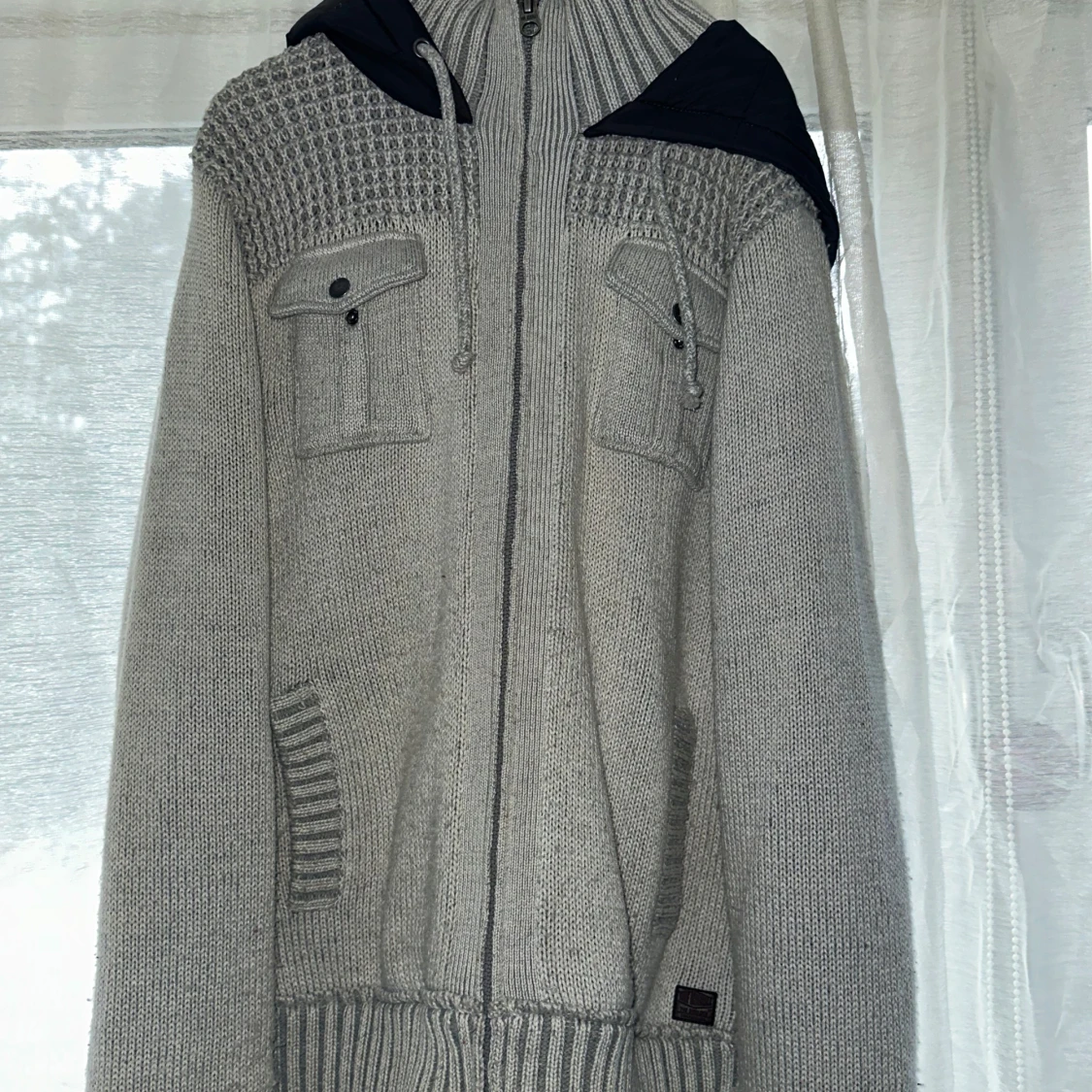 Grå stickad hoodie från Angelo Litrico