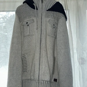 Grå stickad hoodie från Angelo Litrico - Säljer en grå stickad hoodie från Angelo Litrico. Aldrig använt, perfekt till hösten elr tidig vinter! 