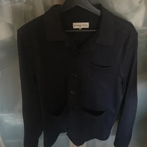 Overshirt  - Säljer min overshirt då den inte passar mig längre. Pris kan diskuteras i dm och fråga alltid om du undrar något.