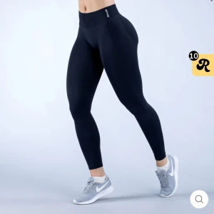 DFYNE tights - Sjukt snygga och bekväma träningstights från märket dfyne i deras populära modell ”impact”. Tightsen är endast använda en gång och är lite noppriga längst ”inre” delen av benen, trots att de endast tvättats en gång🤍