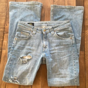Ljusa jeans från Lee - Säljer ett par ljusa blå jeans från Lee med slitna detaljer på benen. Bra skick. 300kr + frakt