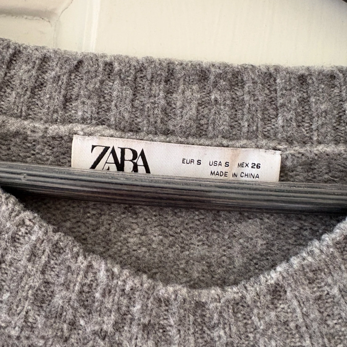 Grå stickad tröja från Zara - 1
