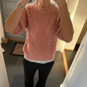 Rosa stickad tröja  - Rosa trekvartsärmad stickad tröja från NA-KD i storlek M, skulle säga att den även passar S. Fint skick. Använd gärna köp nu!