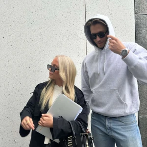 Solglasögon   - Gå också in på Sunoffuf.com för att vesta mer om våra snygga solglasögon. Snygga och stilrena solglasögon där leopardmönster möter en skev, modern design! Dessa glasögon kombinerar djärva detaljer med en tidlös fyrkantig båge och mörka linser för en sofistikerad look. Perfekta för både vardag och fest – skydda dina ögon med attityd!