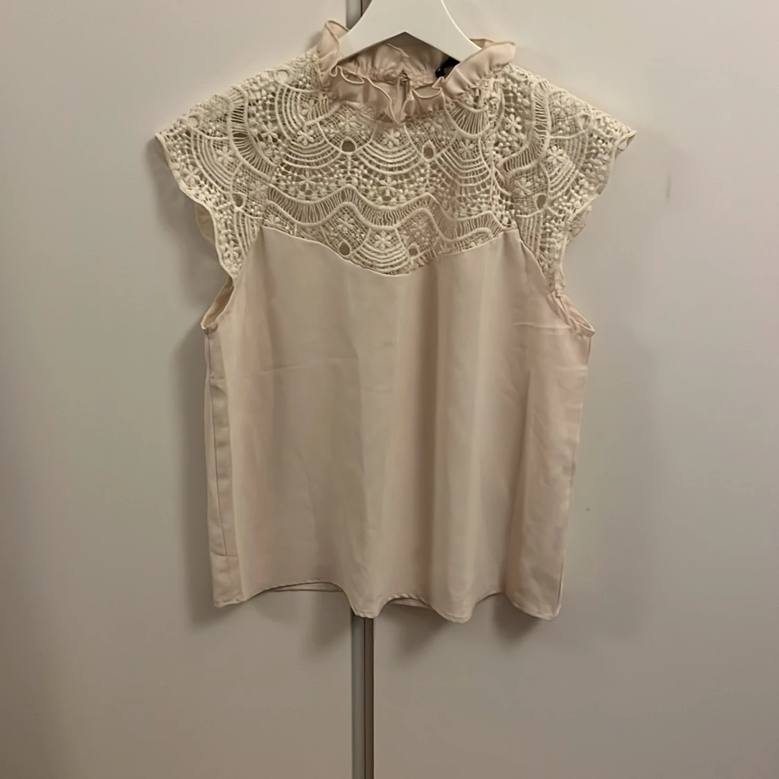 Beige spetsblus från Shein